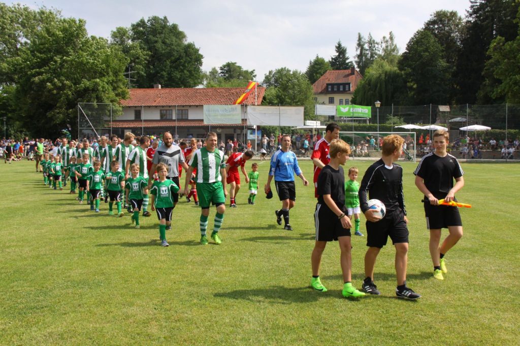 Einzug-der-Fußballer-zum-Benefizspiel-Sternstunden-TSV-Isen-Bayerischer-Rundfunk