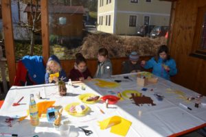 Auch die Kinder hatten Freude mit Bastelecke am Frühlingsfest in Isen