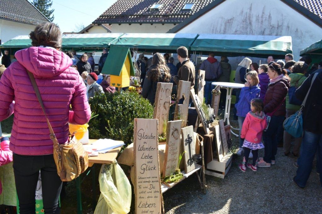 Holzschilder beim Frühlingsfest in Isen gab es auch zu kaufen