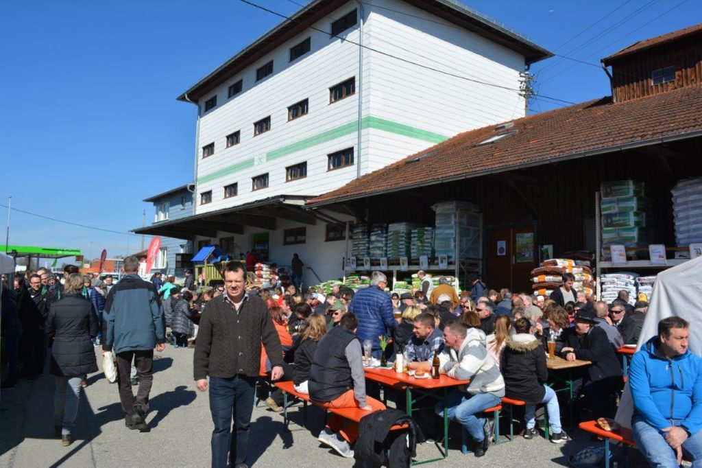 Vor dem Raiffeisenwarenhaus ging es ganz schön rund in Isen