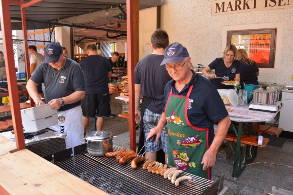 Grillmeister im Einsatz auf dem Feuerwehrfest Isen