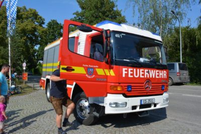 Feuerwehrfest Isen - Kinder dürfen eine Runde mit dem Feuerwehrauto fahren