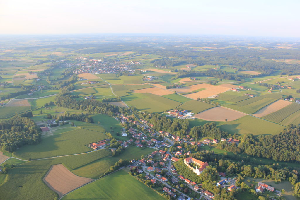 Blick auf Schloß Burgrain vom Ballon aus