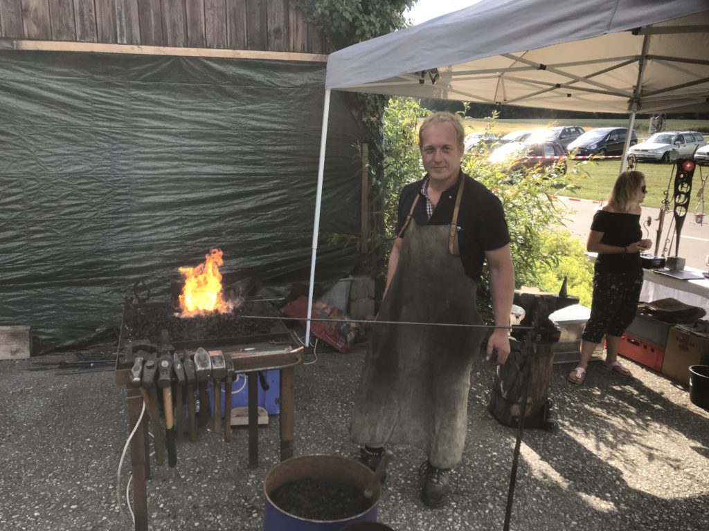 Echter Schmid war live dabei Kunstwerke im Obstgarten Giesering zu erstellen