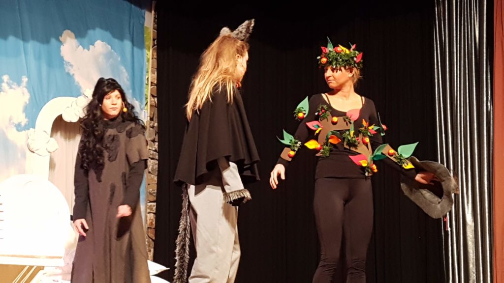 Pechmarie (Sabrina Wittig), Katze (Rebecca Nicolai) und Apfelbaum und Wegweiser (Svea Fehmer)