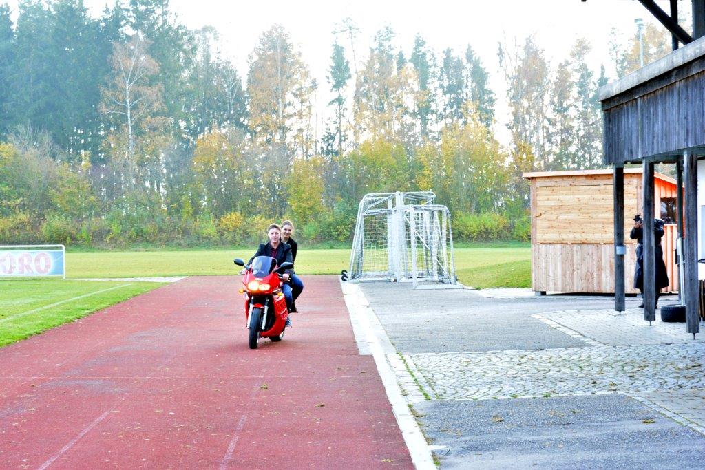 Einfahrt des Faschings-Prinzenpaares Sonja die erste und Christian der zweite vom hoaßen Zwoasitzer auf dem TSV-Gelände in Sankt Wolfgang