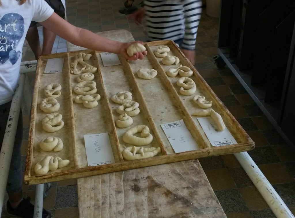 Hortkinder backen Brezen bei Bäckerei Sattler