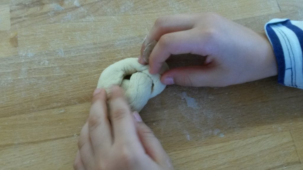 Hortkinder backen Brezen bei Bäckerei Sattler