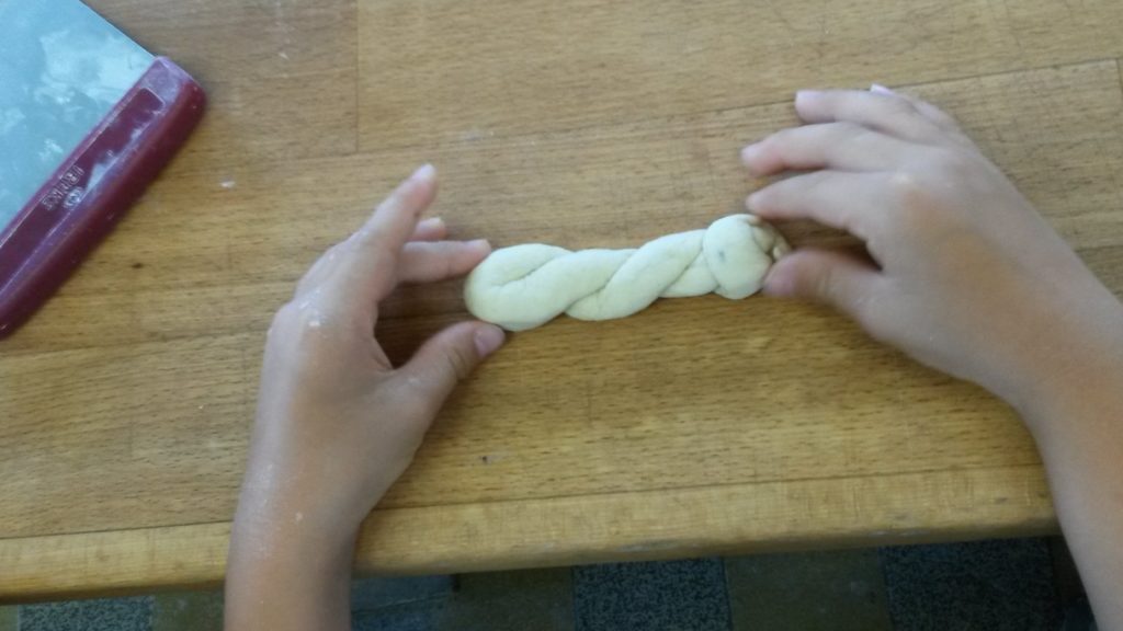 Hortkinder backen Brezen bei Bäckerei Sattler