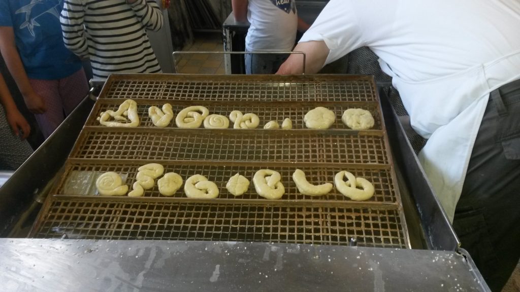 Hortkinder backen Brezen bei Bäckerei Sattler